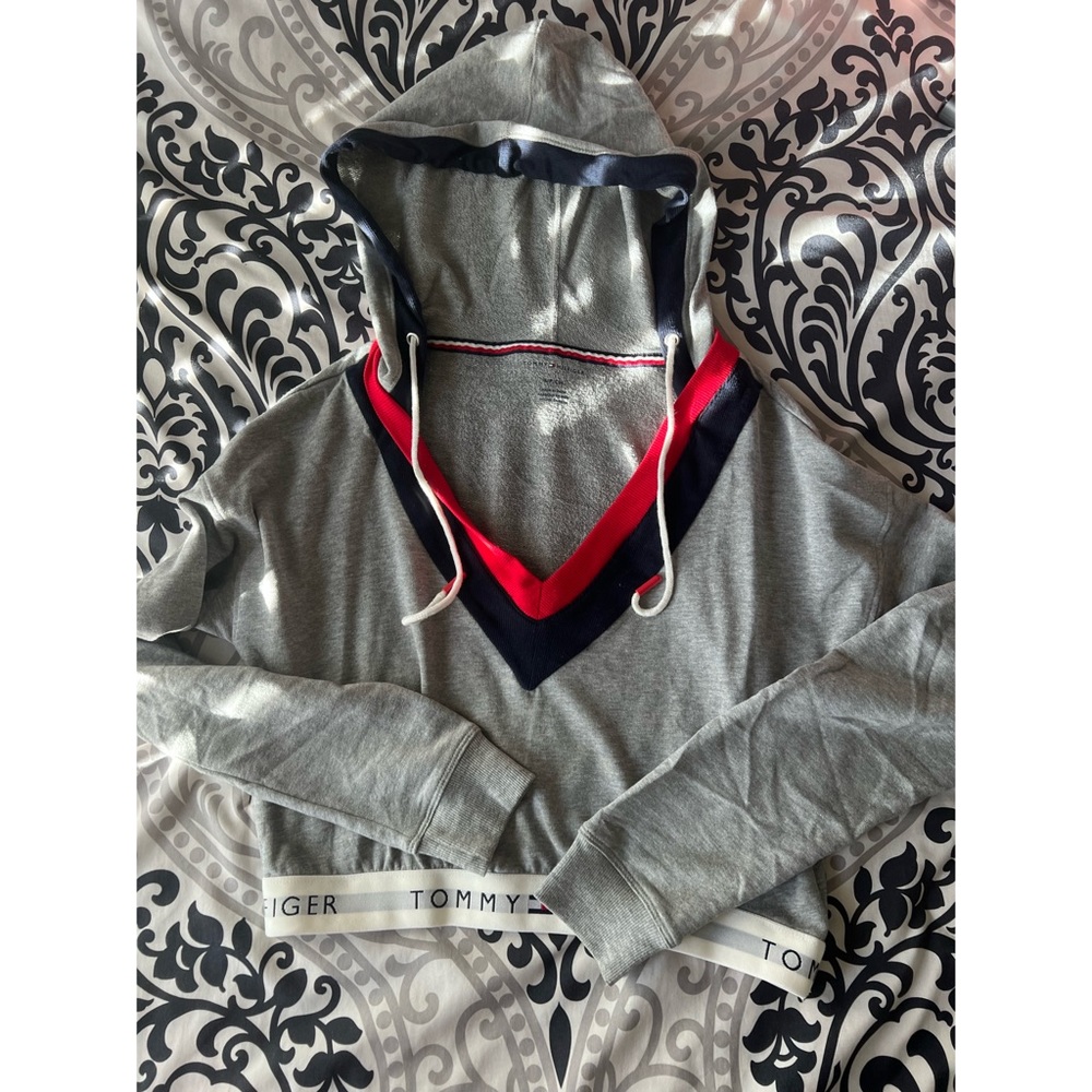 tommy hilfiger v neck cropped hoodie